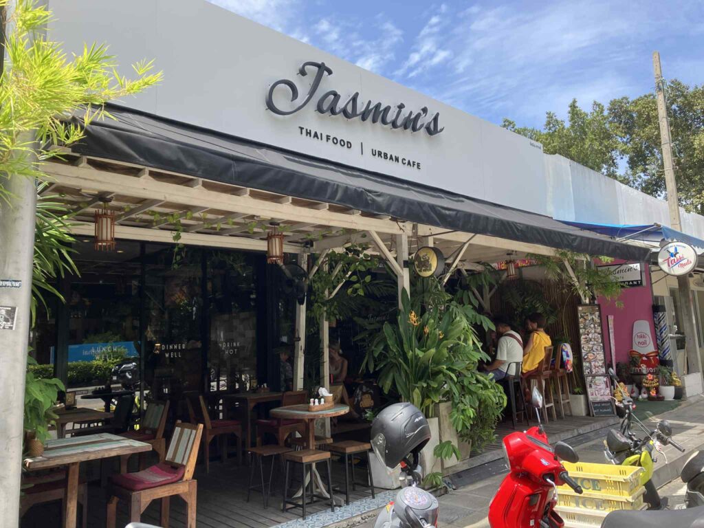 Jasmin’s Cafeの外観(パタヤ・セントラルパタヤロード沿い)