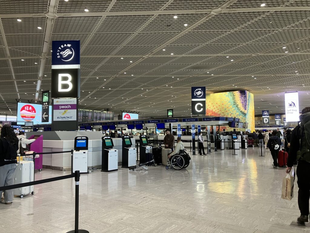 成田空港第1ターミナル北ウイングのチェックインカウンターと出発ロビーの様子