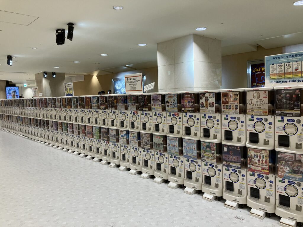 成田空港第1ターミナル5階でずらりと並ぶカプセル自販機