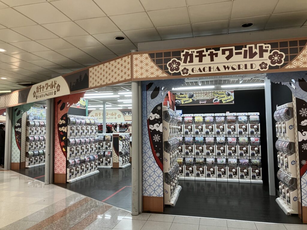 成田空港第1ターミナル地下1階ガチャワールド入口の様子