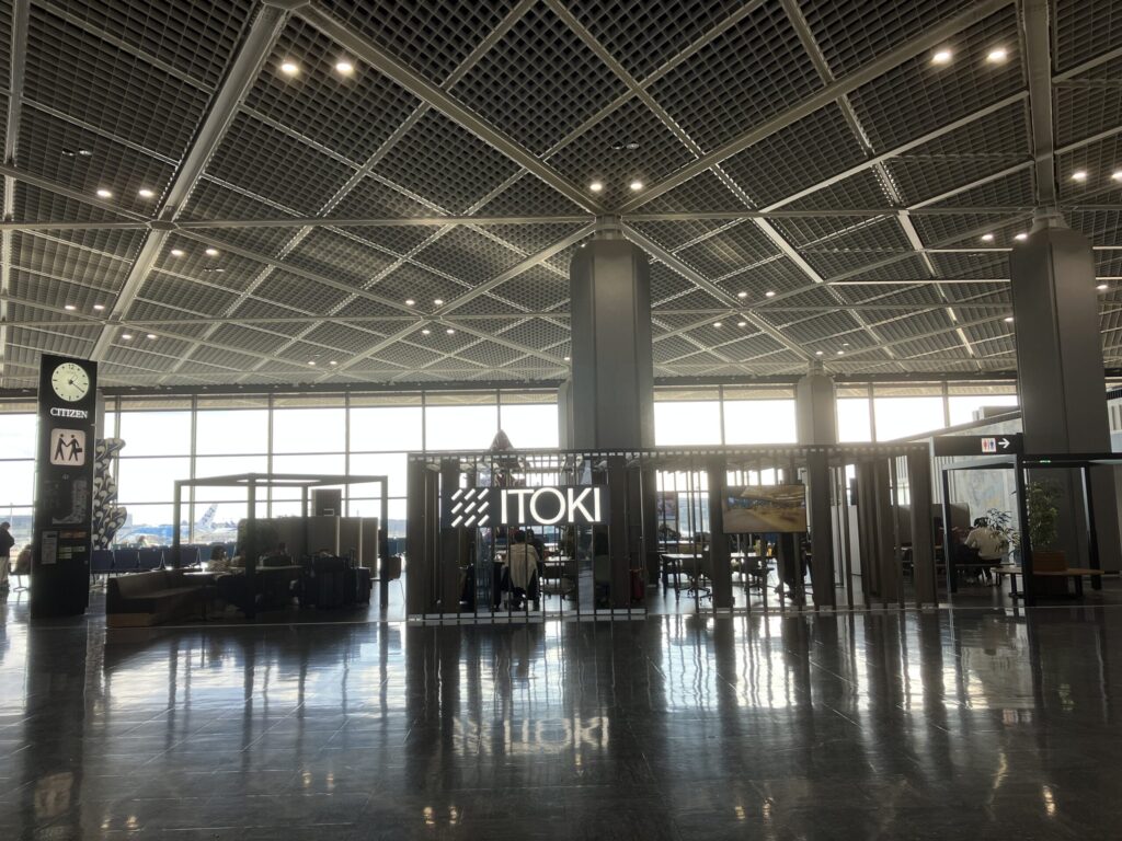 成田空港第1ターミナル4階にあるITOKIのワーク＆休憩スペース全景