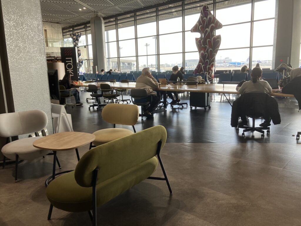 ITOKIワークエリアの窓側カウンター席と電源付きテーブル