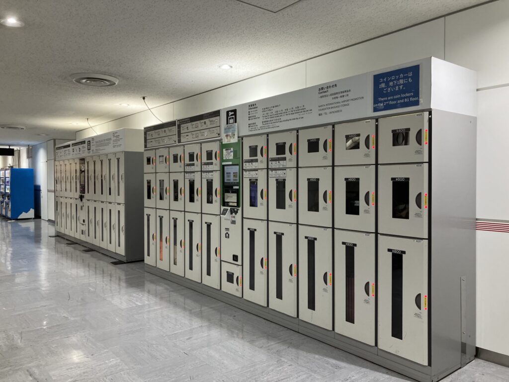 成田空港第1ターミナル4階に並ぶ大型コインロッカー群。電子決済対応の機械も設置。