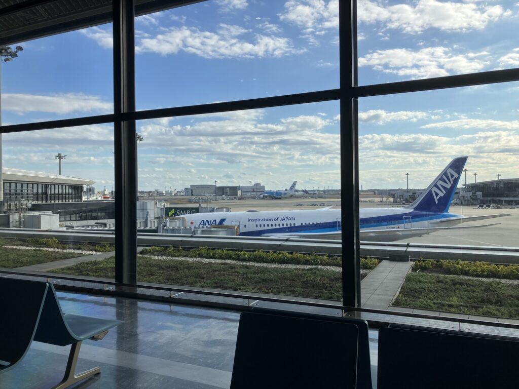 成田空港第1ターミナルの休憩エリアから見えるANA機と滑走路の景色