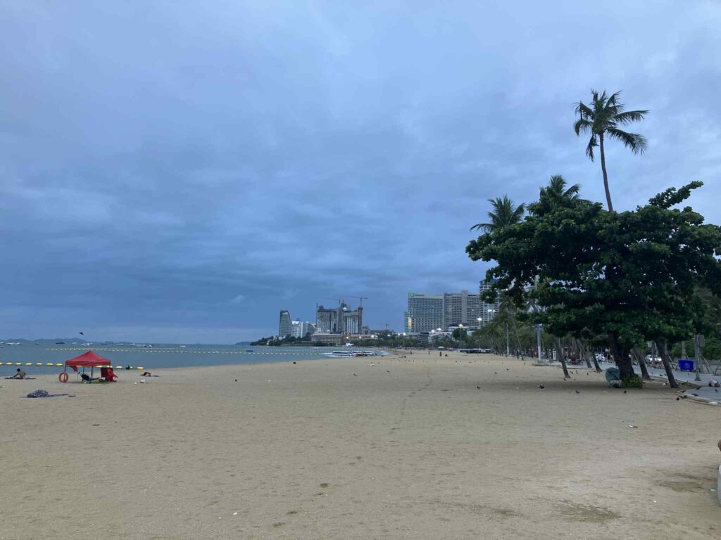 朝6時のパタヤビーチ、静かな砂浜と薄暗い空