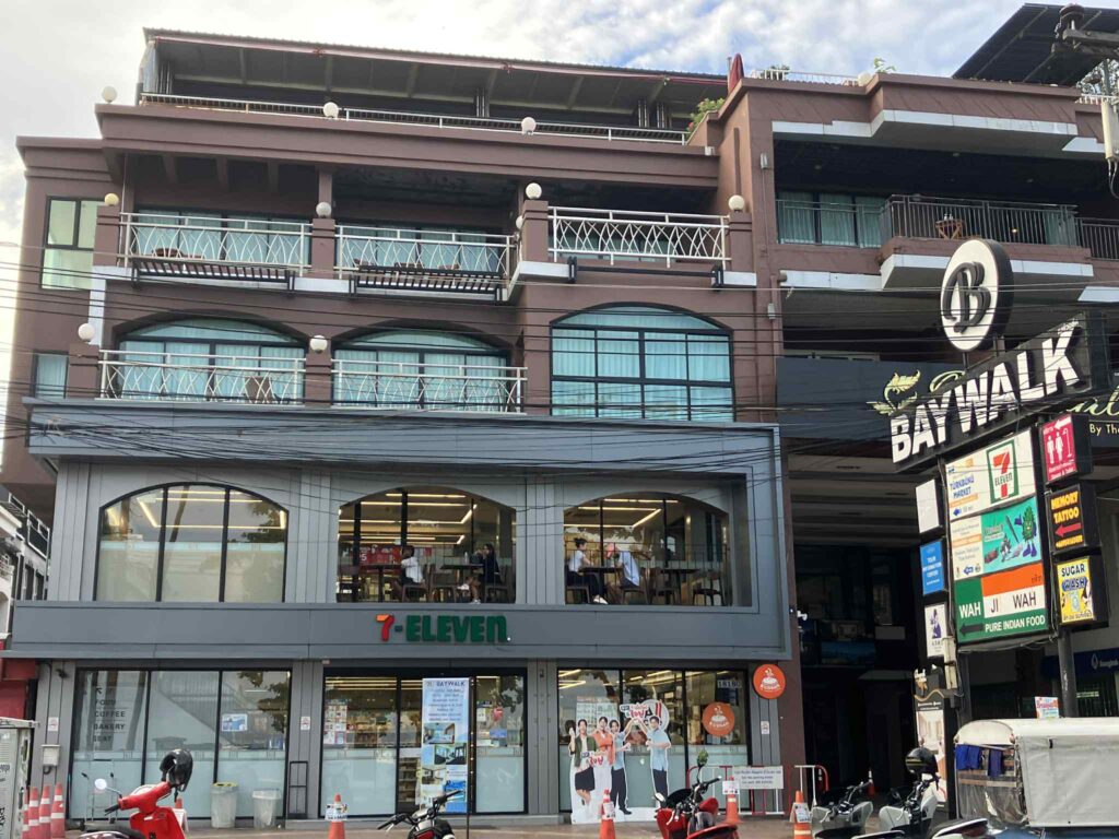 Baywalk Residence Pattayaの1階にあるセブンイレブン。2階には海が見えるイートインスペースとテラス席がある。