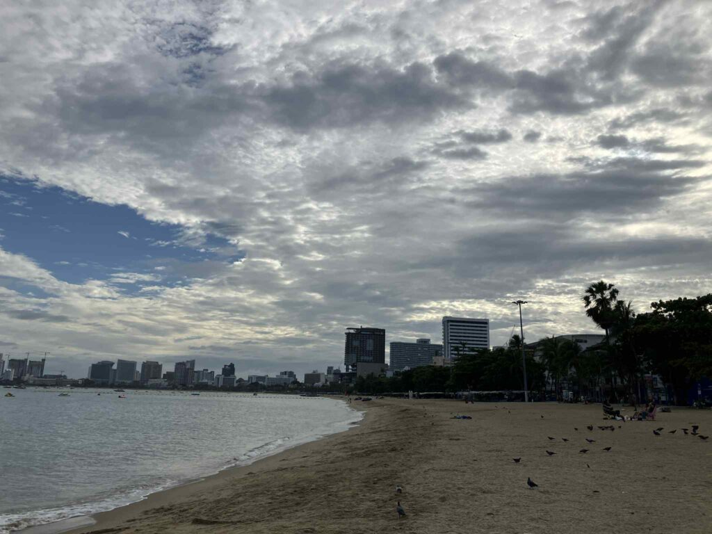 朝のパタヤビーチ南側から北方向を望む。ビーチ沿いには鳩が多数おり、海と街並みが静かに広がる