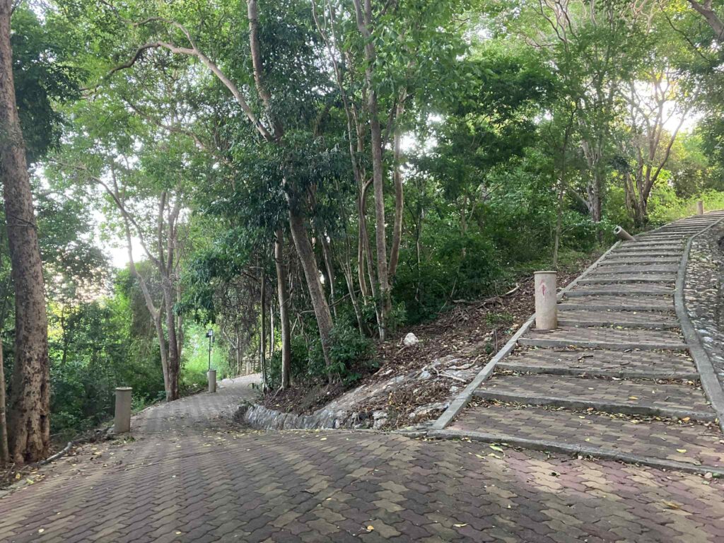 カオプラタムナックの遊歩道。緑豊かで歩道もよく整備されている。