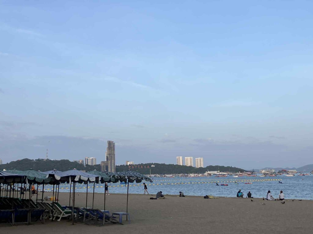 朝6時すぎのパタヤビーチ。空はすでに明るく、ビーチでは外国人がウォーキングや談笑を楽しんでいる
