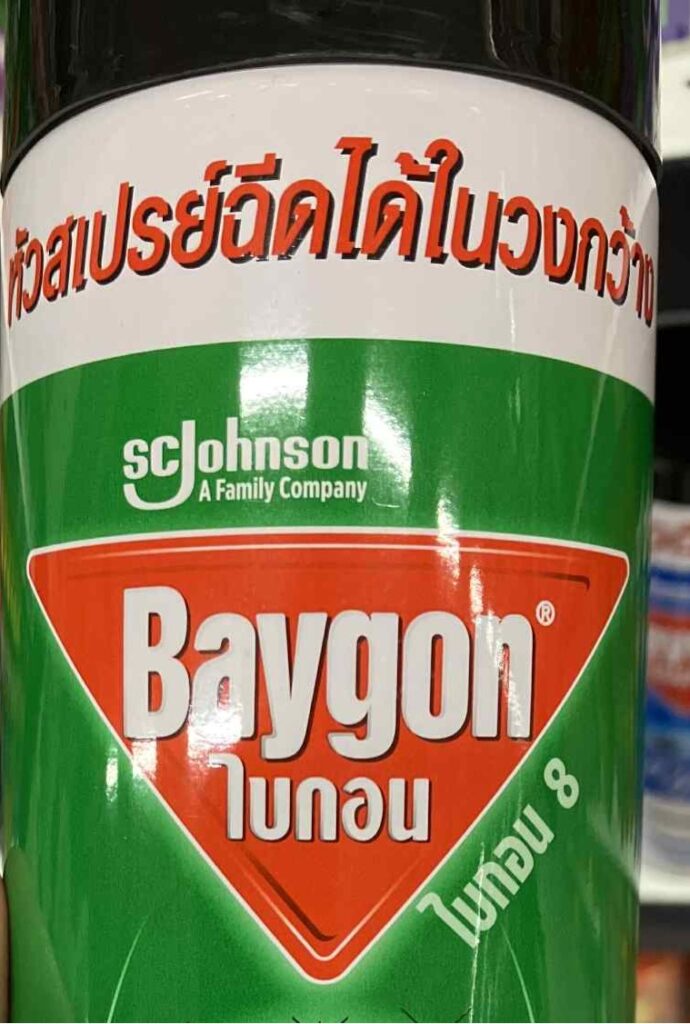 Baygonの殺虫スプレー。タイのスーパーで広く販売され、ゴキブリ駆除に使われている。