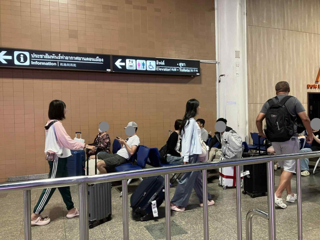 ドンムアン空港シャトルバスの待合エリア