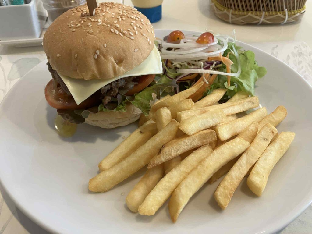 Jasmine Coffeeの自家製ビーフバーガーとポテトのセット