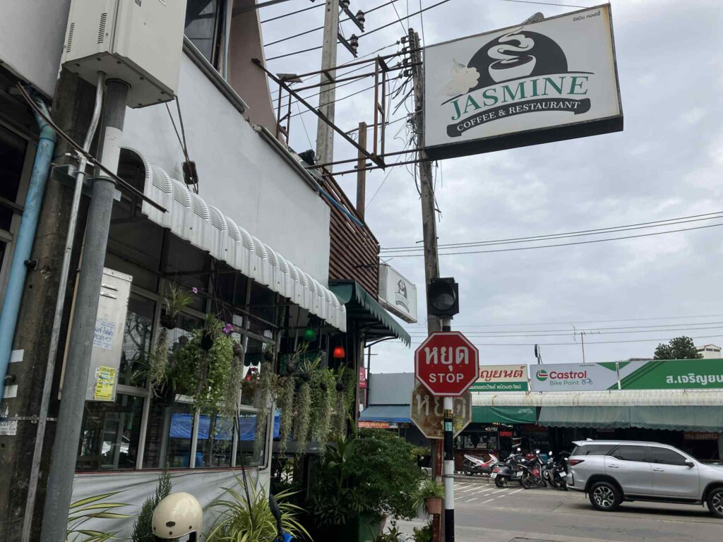 パタヤ・サードロード沿いにあるJasmine Coffeeの外観と看板