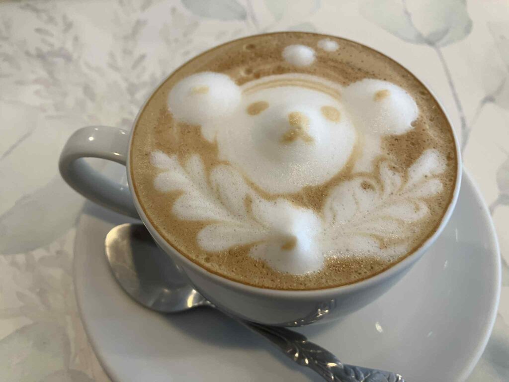 Jasmine Coffeeのカフェラテとクマのラテアート
