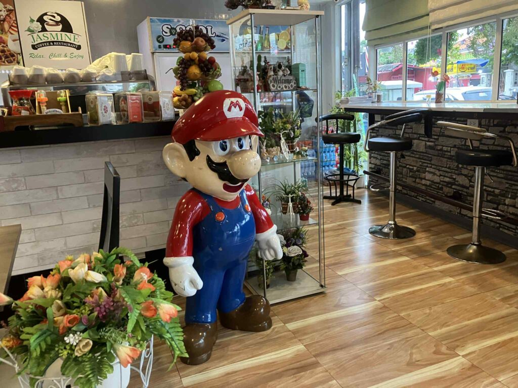 Jasmine Coffee店内にある遊び心ある巨大マリオ像