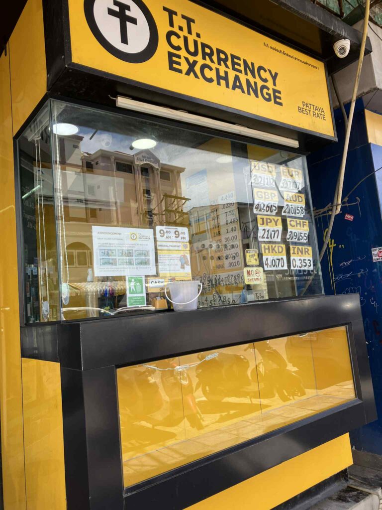 パタヤのT.T.両替所の店舗外観とレート掲示板