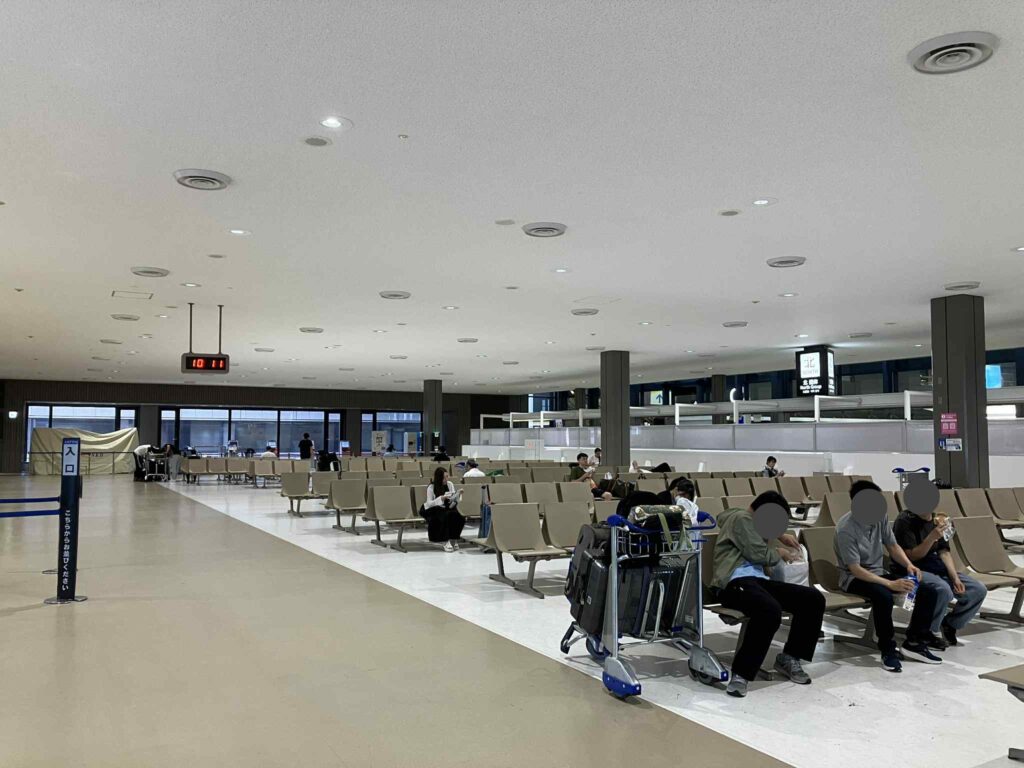 成田空港第2ターミナル3Fの広いベンチスペース