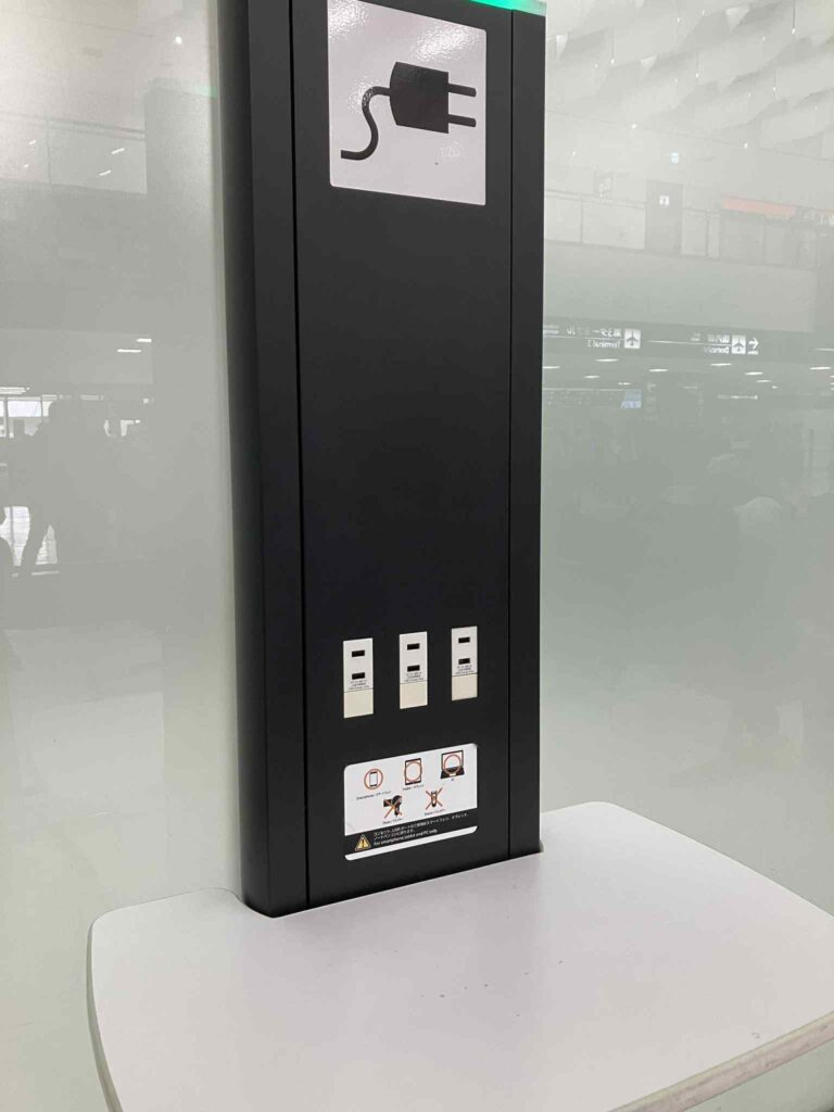成田空港第2ターミナルベンチ横の充電用USBポート
