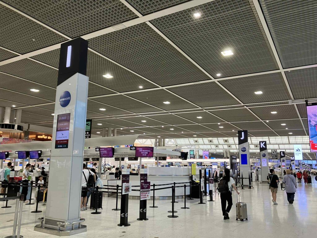 成田空港第2ターミナル出発階の全景。スマートチェックインや案内カウンターが並ぶ広々としたロビー。