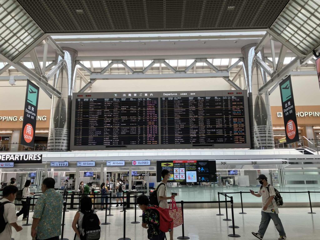 成田空港第2ターミナル出発ロビー中央の大型フライト案内板