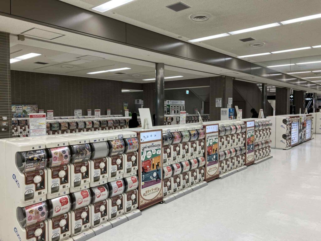 成田空港第2ターミナルB1Fの大量ガチャガチャ