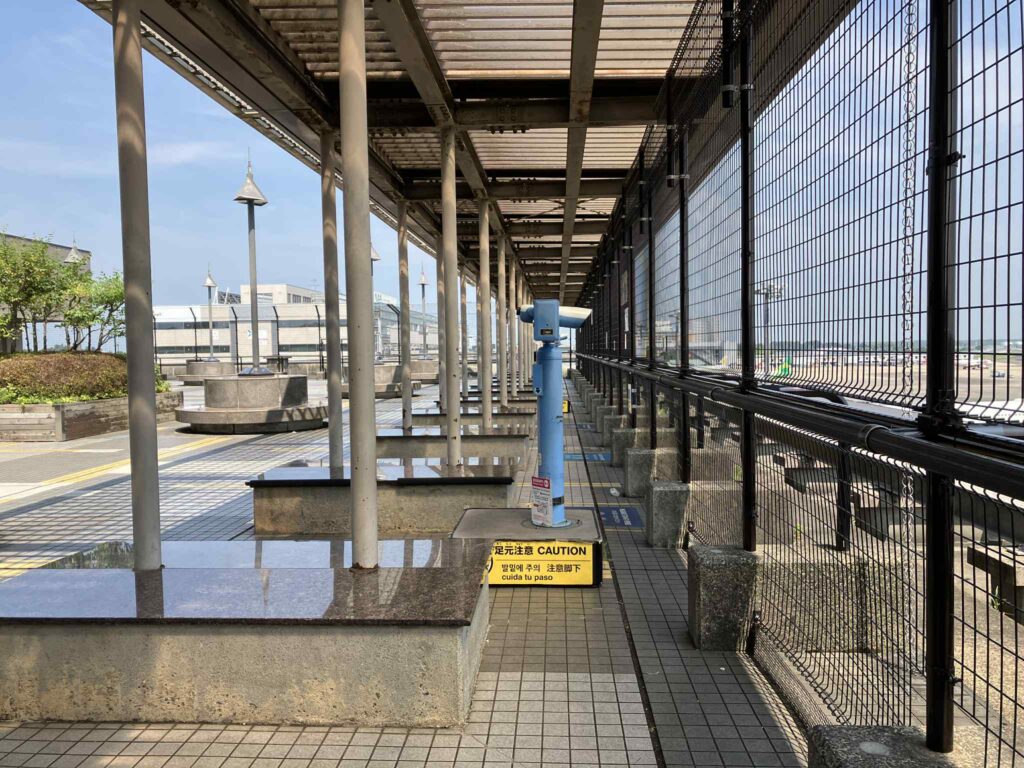 成田空港第2ターミナル4階の展望デッキ内側。滑走路や駐機場を一望できるスポット。
