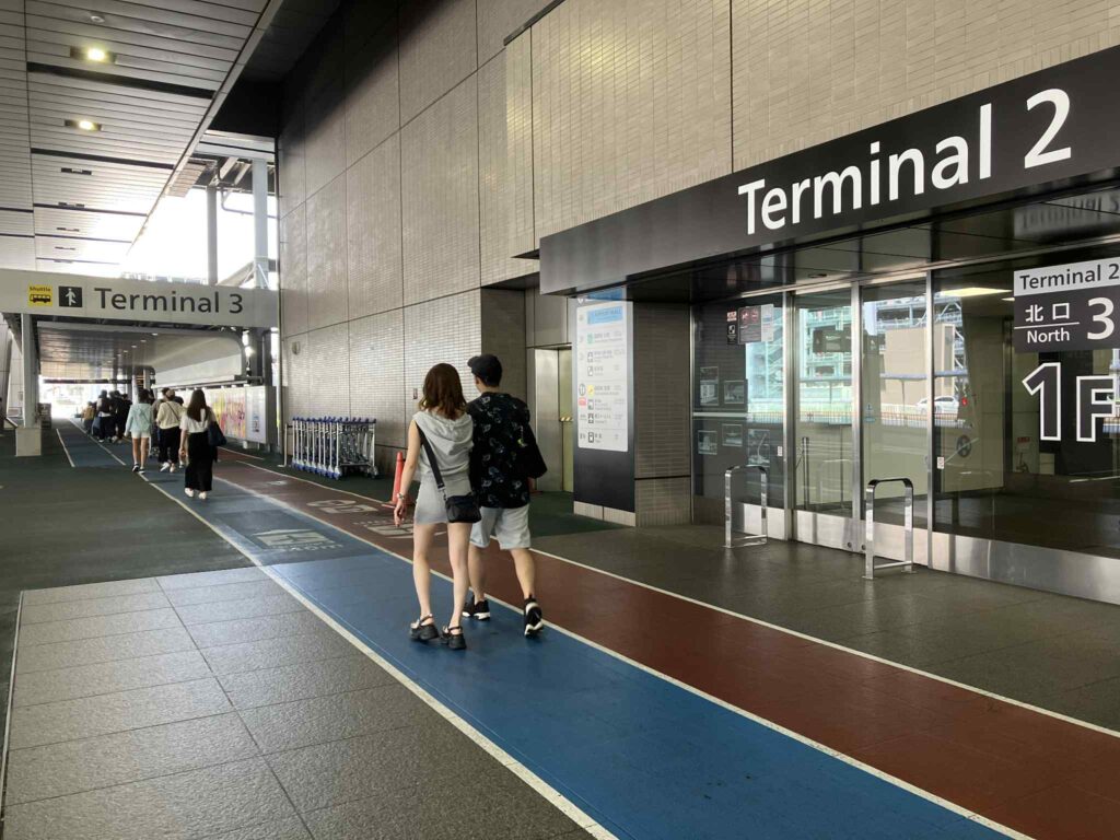 成田空港第2ターミナルから第3ターミナルへ続く徒歩専用通路入り口