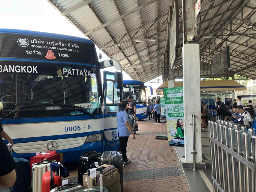スワンナプーム空港行きバスの荷物積み込み風景