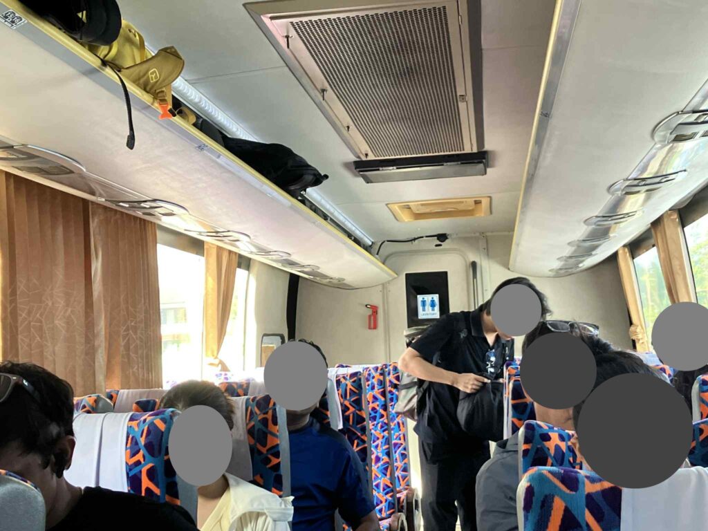 スワンナプーム空港行きバス車内後方の荷物棚とトイレ