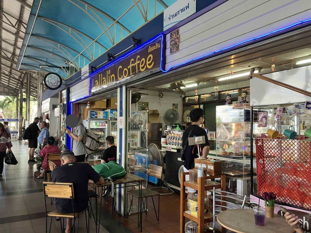 パタヤ北バスターミナル内にある「Lallalin Coffee」カフェの外観