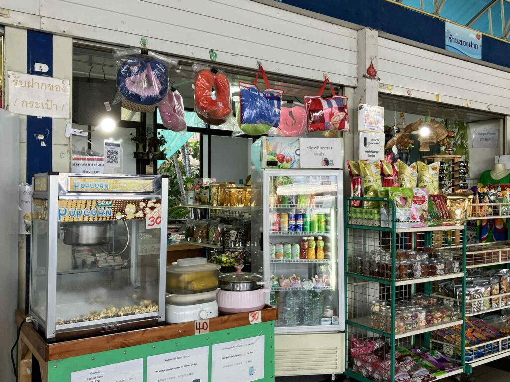 パタヤ北バスターミナルの売店と旅行用品コーナー