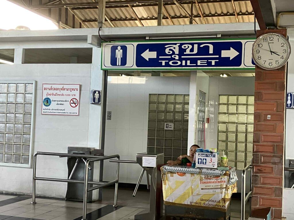 パタヤ北バスターミナルの有料トイレ入口