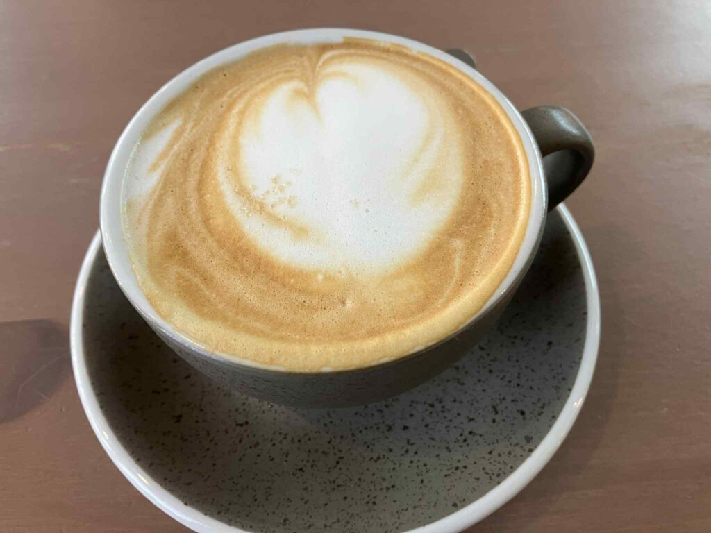 パタヤのNote Coffee & Barで提供されるカフェラテ(95バーツ)