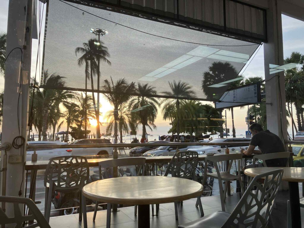 パタヤの海を目の前に眺められるNote Coffee & Barのテラス席からの景色