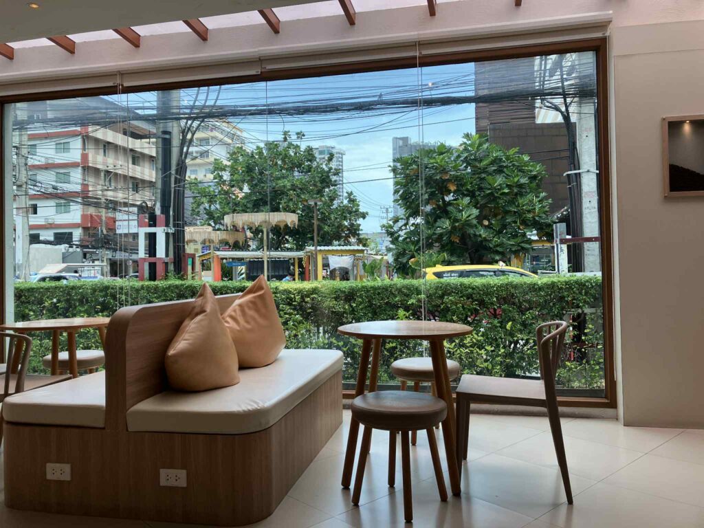 パタヤのOUR SHOT店内。窓際席で落ち着いて作業できるカフェ