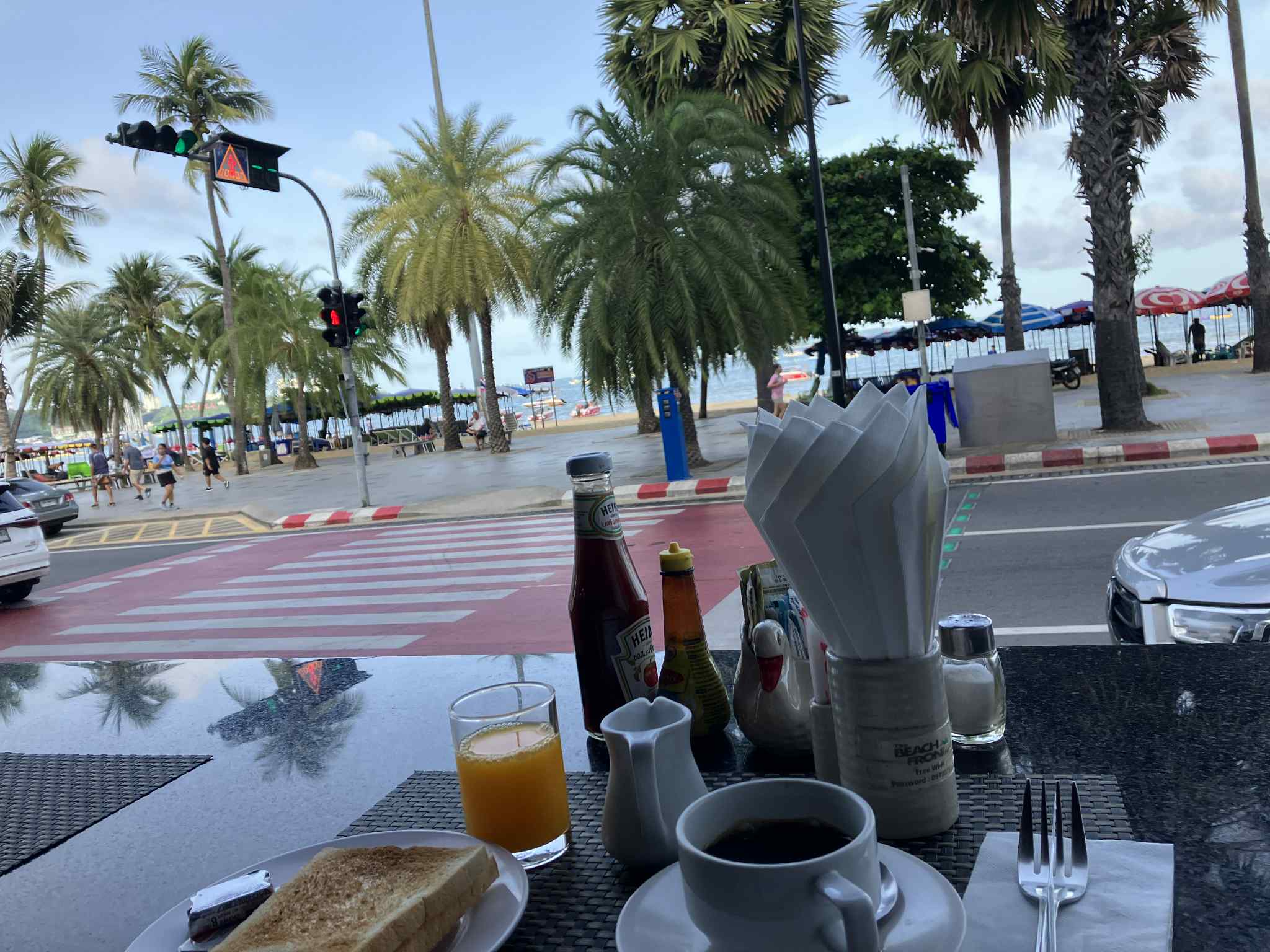 パタヤビーチを目の前に楽しむBF Cafe Jiannaの絶景朝食席