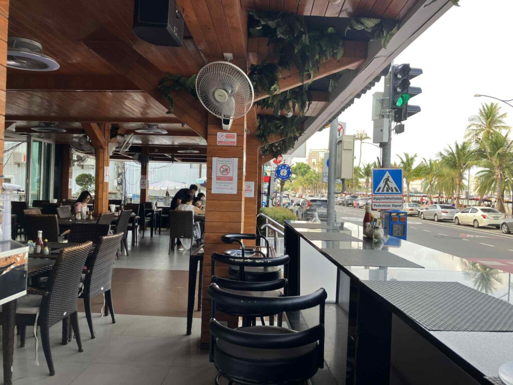 パタヤビーチに面したオープンエアのBF Cafe Jianna店内
