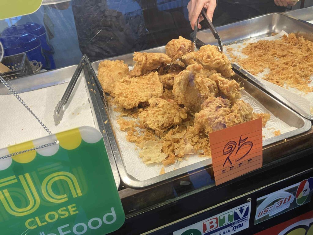 パタヤ フライドチキン 骨付き胸肉のアップ