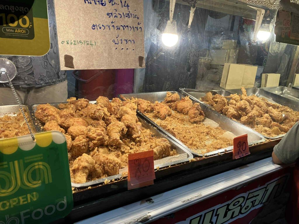 パタヤ フライドチキン 骨付き胸肉とドラムスティックが並ぶトレイ