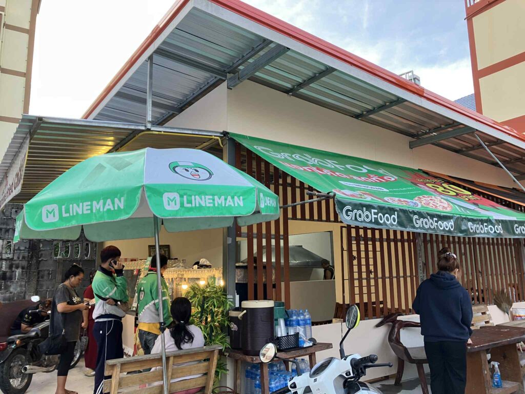 パタヤ フライドチキン 新店舗外観と配達員