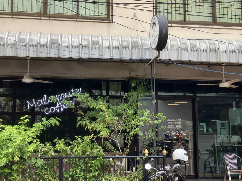Malamute Coffeeの外観と入り口
