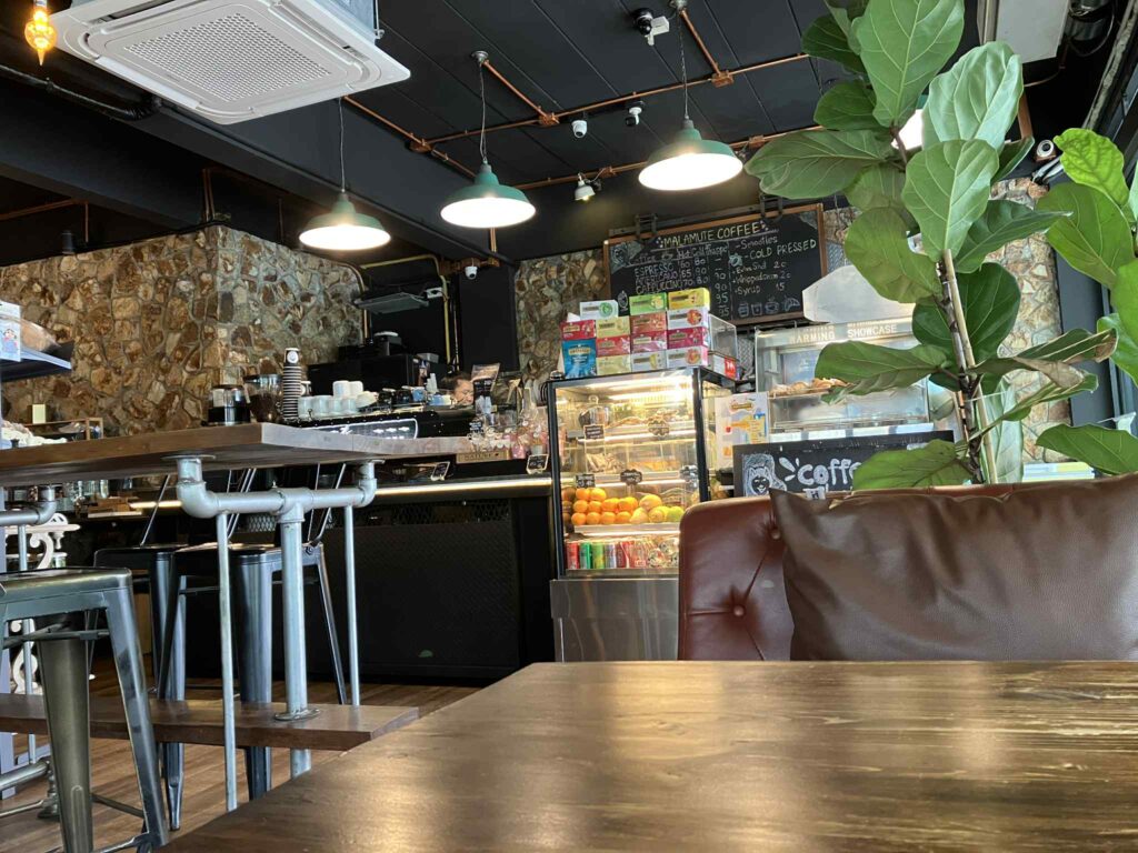 Malamute Coffeeの店内カウンターとショーケース
