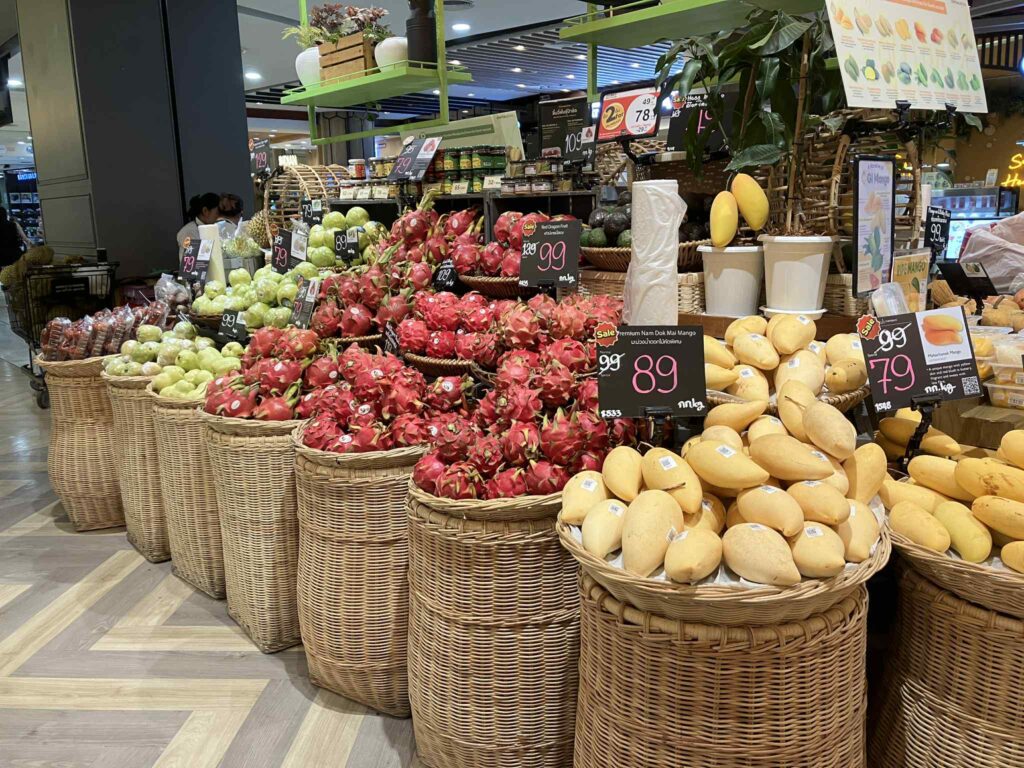 南国フルーツが山積みになったパタヤTopsの果物売り場