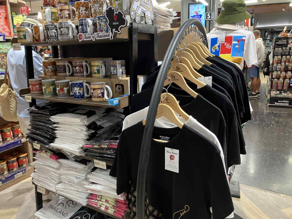 タイデザインのマグカップとTシャツ|Topsのお土産雑貨コーナー