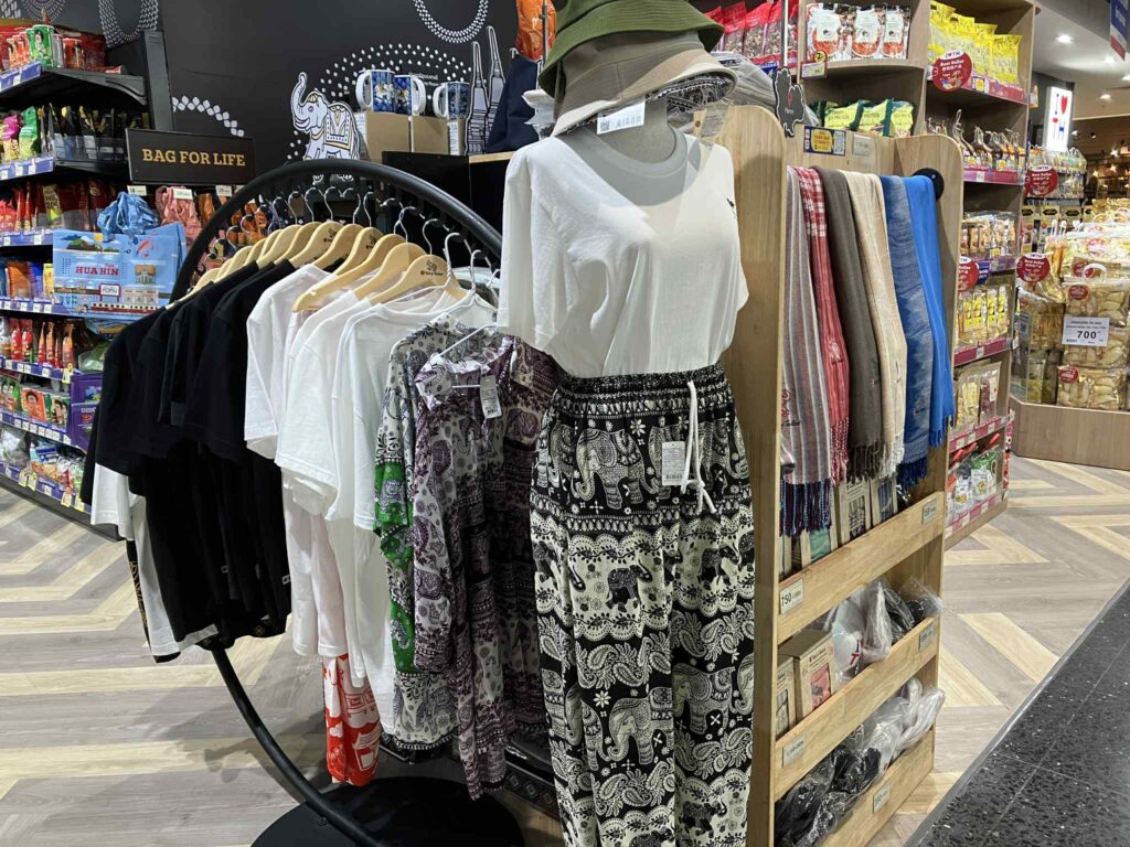 タイパンツと象柄シャツ|食品以外のパタヤ土産もTopsで購入可能