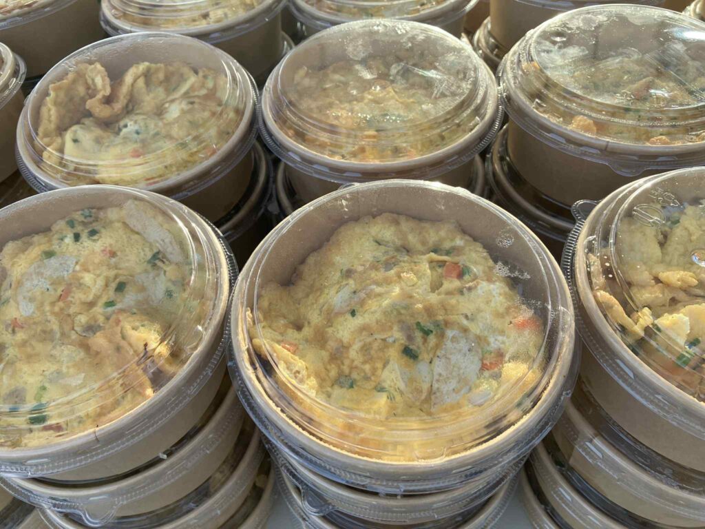 パタヤトレイル2025で提供されたカオカイジアオ（タイ風卵焼きご飯）の配膳容器。ふんわりと焼き上げられた卵がご飯にのっている。