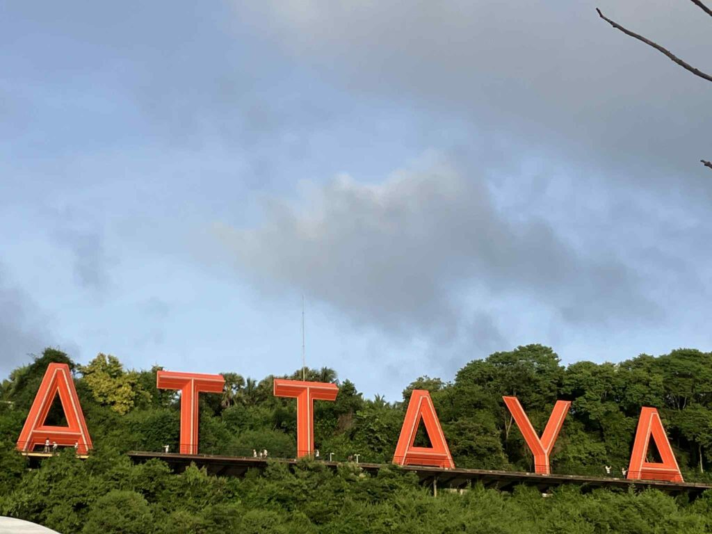 パタヤの象徴「PATTAYA」サインの近景。下の展望通路には立ち止まって撮影する大会参加者の姿も見える。