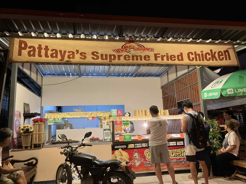 パタヤ フライドチキン 夜の新店舗と行列