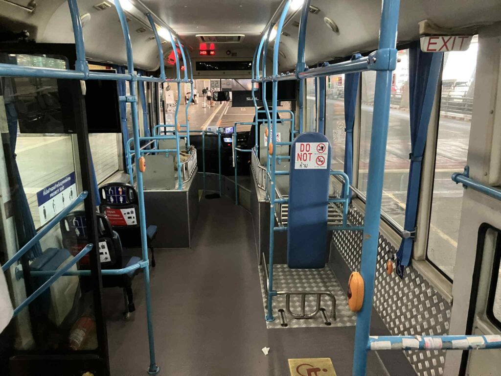 バス前方の広い荷物スペースと運転席方向の車内