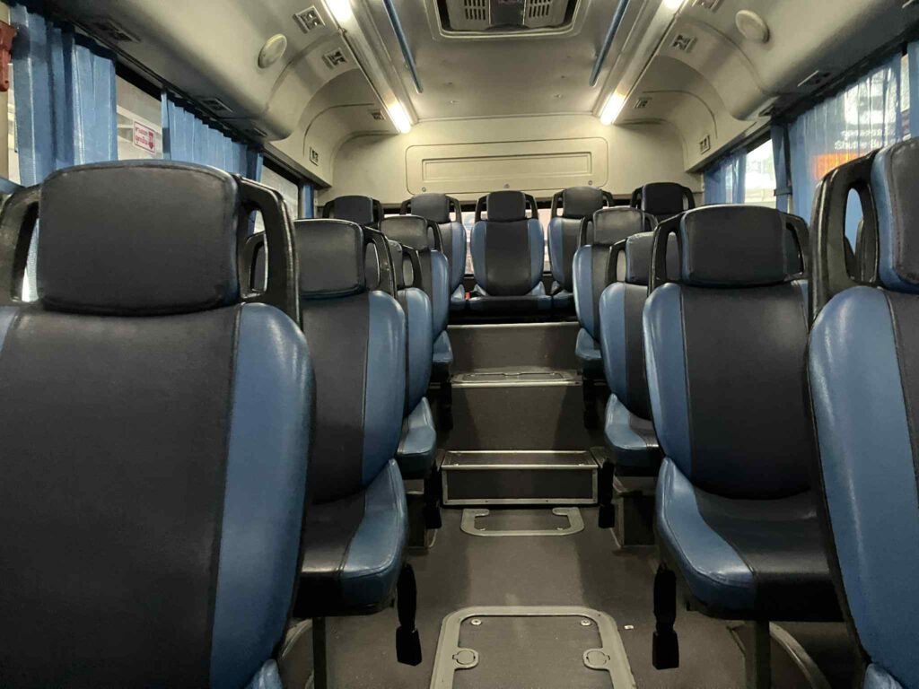 無料シャトルバスの4列シート車内後方座席